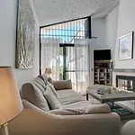 펜션 Beachfront Townhouse With Spectacular Seaview *