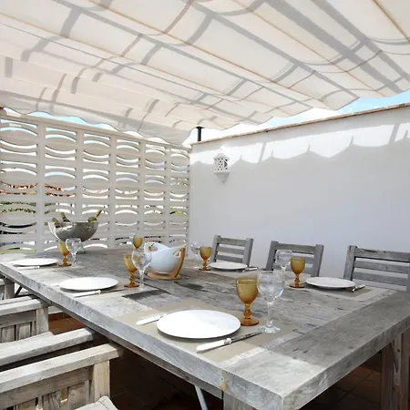 Beachfront Townhouse With Spectacular Seaview *