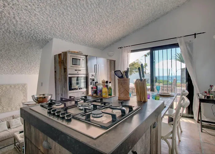 Vakantiehuis Beachfront Townhouse With Spectacular Seaview *